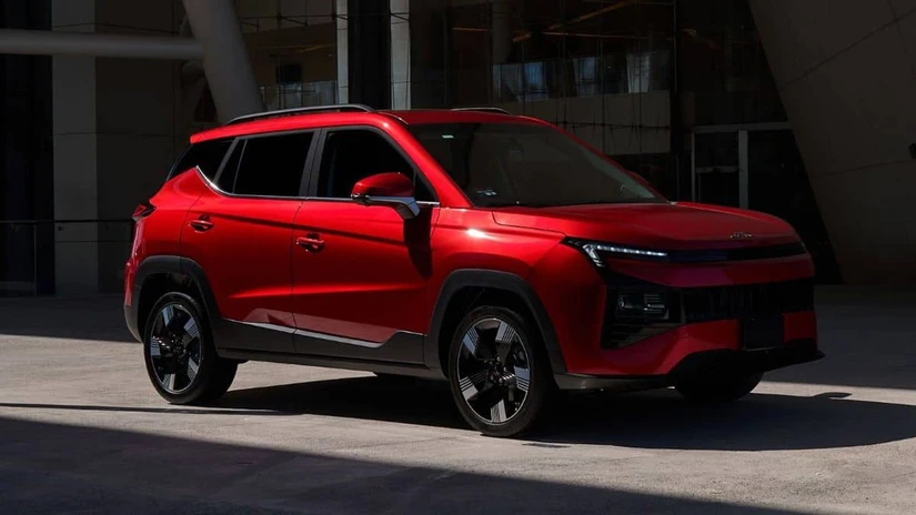 Los rines de aluminio crecen a 18 pulgadas y la SUV estrena cámara con visión 540 grados, capaz de proyectar la silueta del vehículo con transparencia ajustable para maniobras cerradas.
