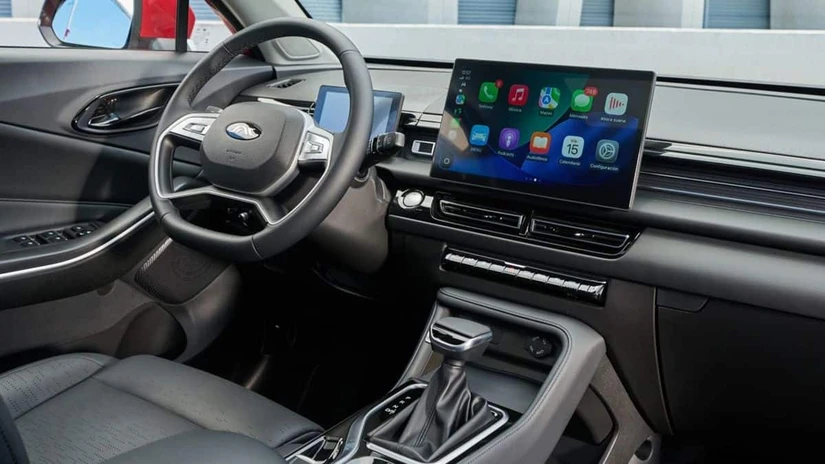 La pantalla de infoentretenimiento creció 25% frente al modelo anterior y suma Apple CarPlay y Android Auto inalámbricos, junto a un clúster 100% digital y luz ambiental de 64 tonos.