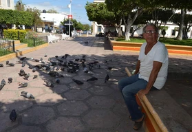 Porque ellos tienen hambre: el noble gesto de don Jos&eacute; Manuel que cada tarde conmueve a La Cruz de Elota