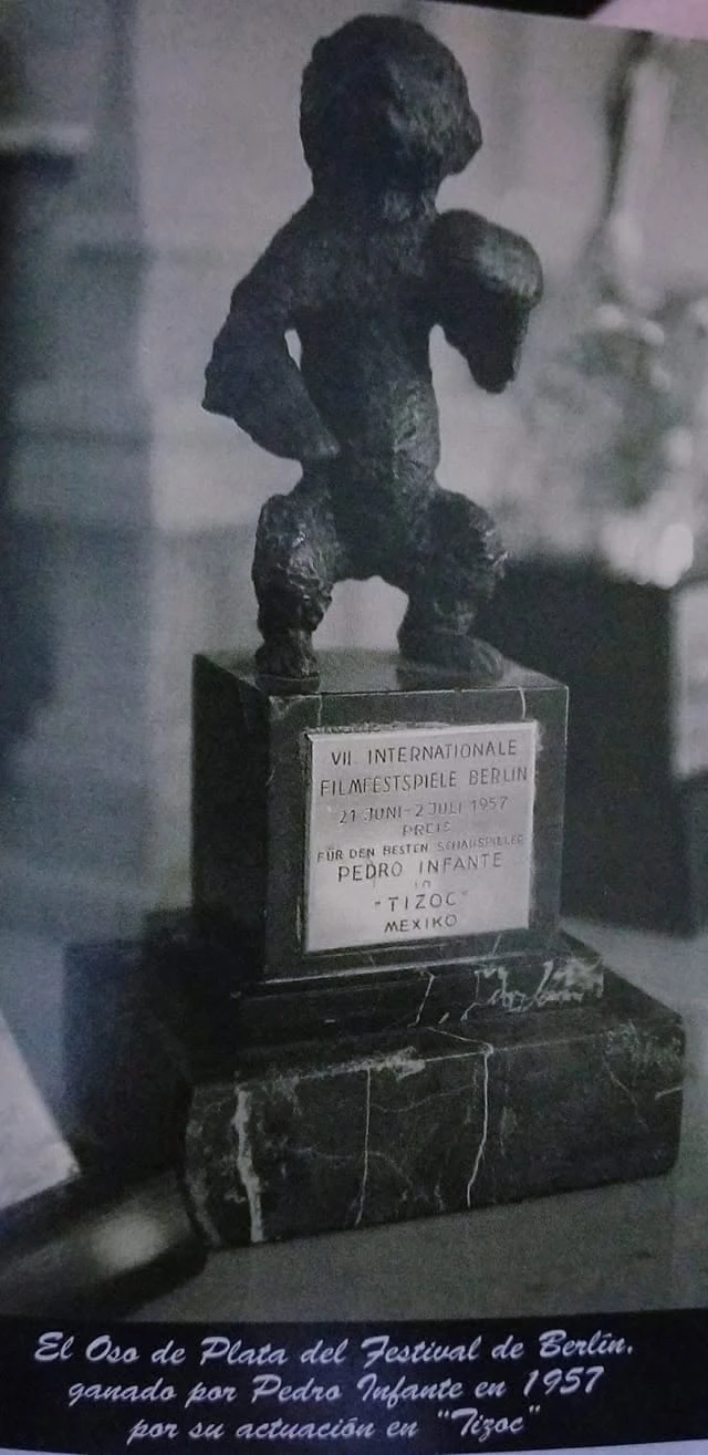 El premio Oso de Plata a Mejor Actor, que ganó Pedro Infante de forma póstuma en 1957. Foto: Especial