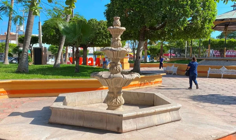 Esta es una de las dos fuentes que existen en La Plazuela, en donde anteriomente bebían agua las aves, pero estas no funcionan