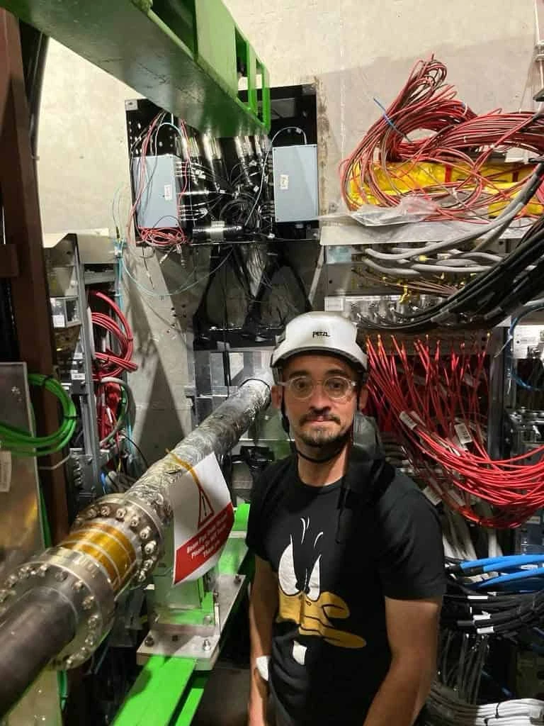 El doctor Juan Manuel Mejía Camacho, profesor de la Facultad de Ingeniería de la UAS, trabaja en el Experimento ALICE del CERN, donde desarrolla software para controlar sistemas de uno de los detectores del Gran Colisionador de Hadrones. Foto: UAS
