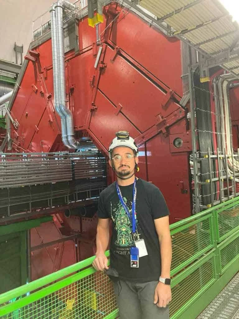 Frente al detector ALICE, Juan Manuel Mejía Camacho contribuye al desarrollo de software especializado, llevando el talento y la ingeniería mexicana a uno de los proyectos científicos más importantes del planeta. Foto: UAS