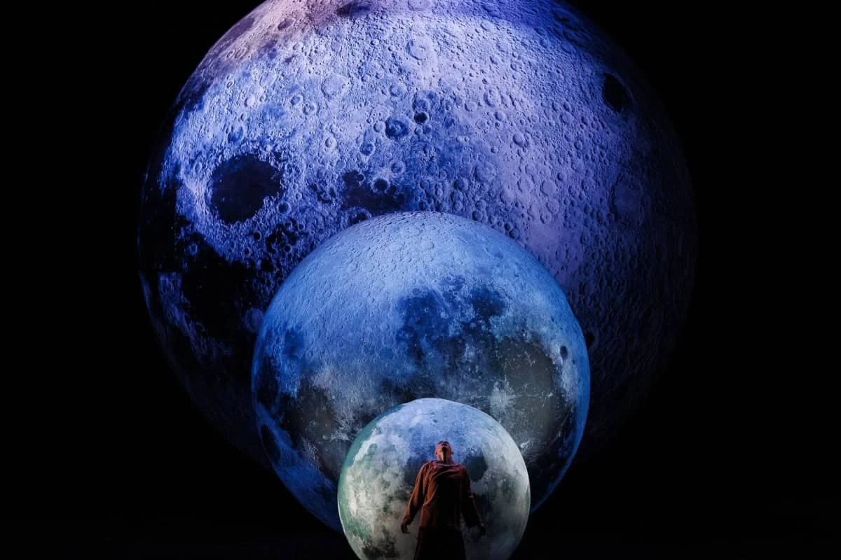 Siete bailarines dan vida a Delay, una impactante propuesta de danza contemporánea que, a través del movimiento, la luz y tres imponentes lunas en escena, invita al público a reflexionar sobre el tiempo, la memoria y la existencia humana.