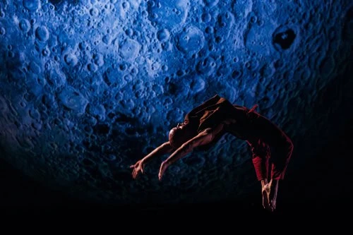 Con una exposición de danza contemporánea la obra busca hacer conectar a la audiencia con su interior.