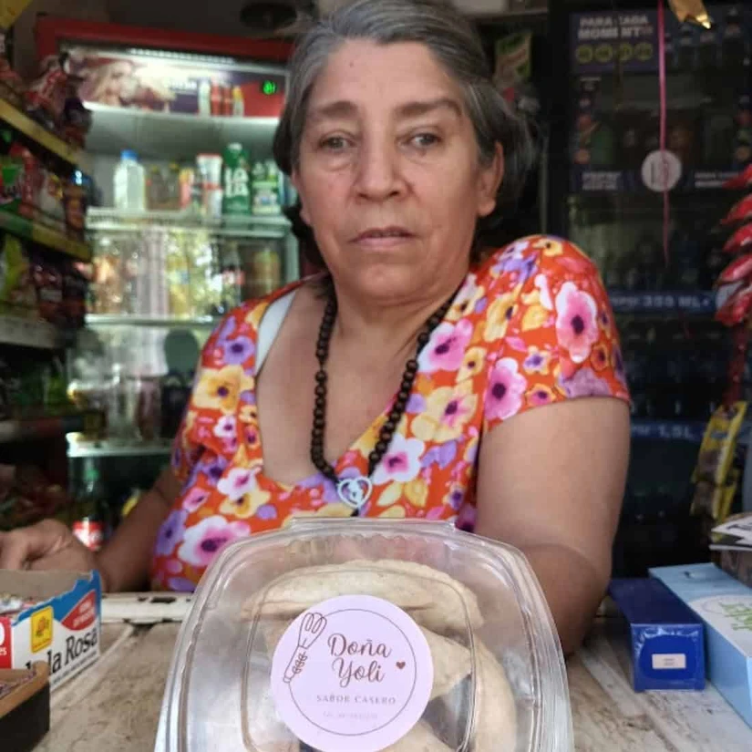 Doña Yoli ha mantenido abierto su abarrote en el fraccionamiento Los Ángeles durante más de dos décadas, convirtiéndolo en el sustento de su familia y en un espacio cercano para sus vecinos.