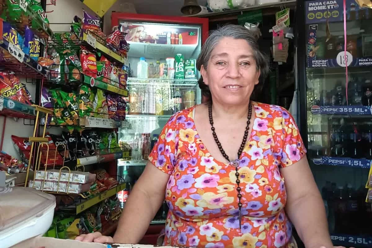 Yolanda Aguilar Osuna aprendió de su abuela y su mamá a preparar alimentos tradicionales, y hoy elabora diariamente coricos, empanadas, pan, tamales, frijoles y otros productos que complementan su negocio. | Imágenes de Francisco Castro