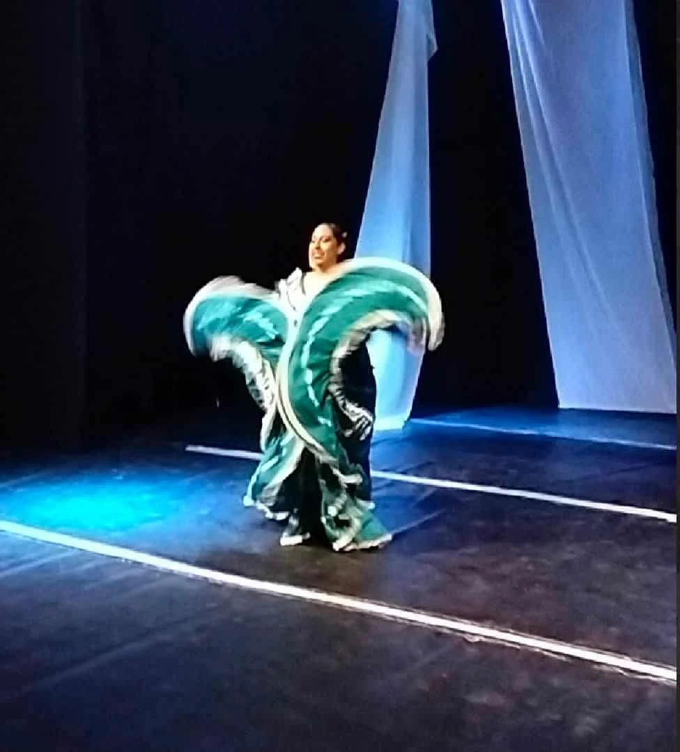 La danza folclórica también formó parte de la función de fin de ciclo, mostrando la riqueza de las expresiones artísticas que fortalecen la identidad cultural. Foto: IMCC