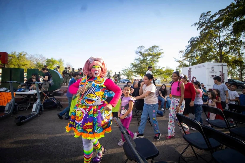 La Payasita Fify contagió de alegría a niñas y niños con un espectáculo lleno de humor, música y participación durante el programa Itiner-Arte en el Parque Culiacán 87. Foto: IMCC