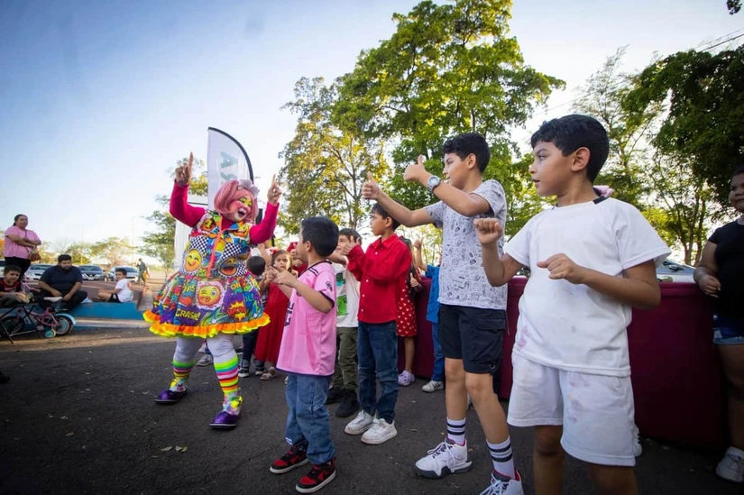 Con su característico carisma, Fify convirtió a los pequeños en protagonistas del espectáculo, invitándolos a jugar, bailar y reír en familia. Foto: IMCC