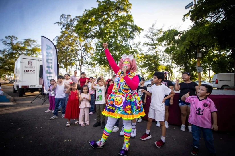 Niñas y niños siguieron cada dinámica de la Payasita Fify, demostrando que el juego y la imaginación también fortalecen la convivencia. Foto: IMCC