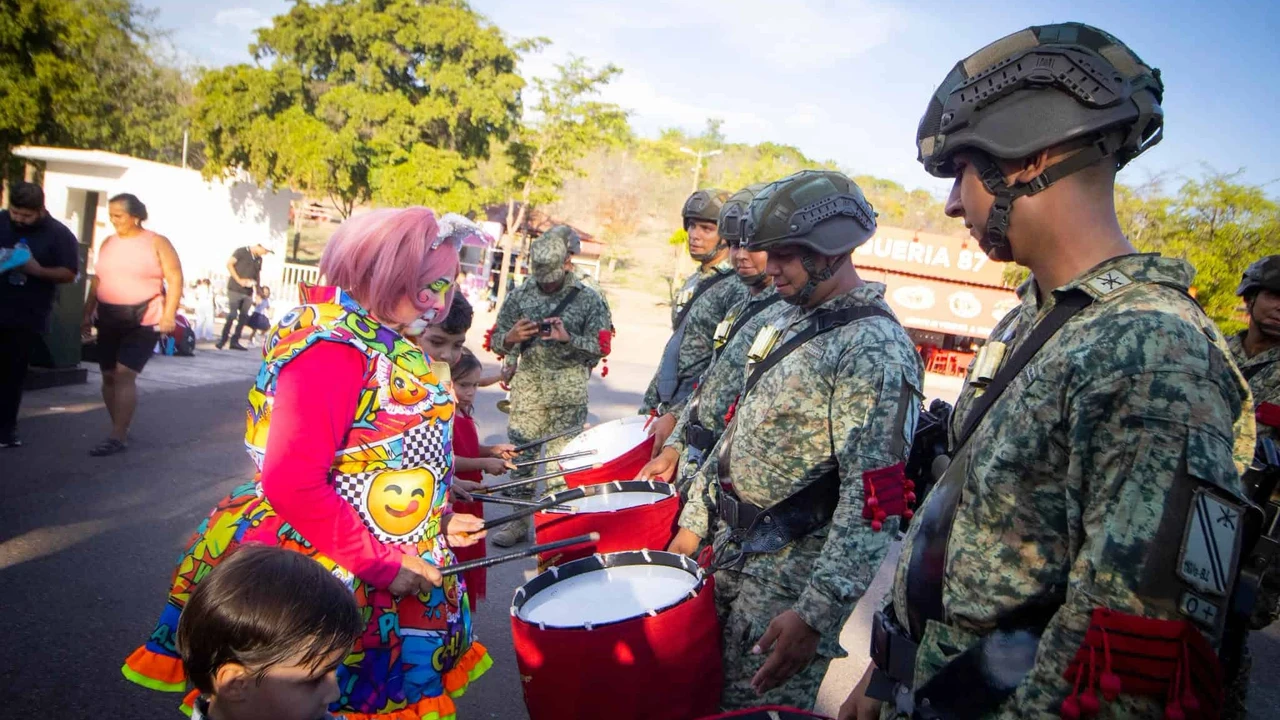 Uno de los momentos más especiales de la tarde fue la convivencia entre la Banda de Guerra del Ejército Mexicano y las niñas y los niños, quienes tuvieron la oportunidad de tocar los tambores y vivir una experiencia inolvidable. Foto: IMCC