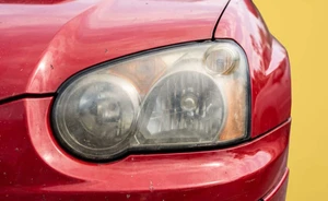 Ni pasta de dientes ni repelente: esto sí quita lo opaco de los faros