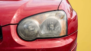 Ni pasta de dientes ni repelente: esto s&iacute; quita lo opaco de los faros