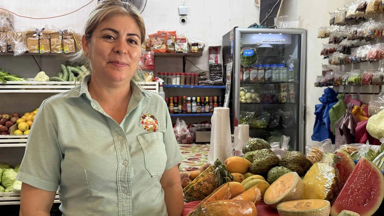 Ángela y su esposo Germán han construido untos un patrimonio familiar con la venta de frutas y verduras en el Mercado Municipal Flores Magón