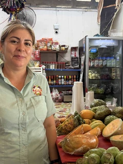 De bi&oacute;loga y administrador a exitosos fruteros en el Mercado Flores Mag&oacute;n de Mazatl&aacute;n