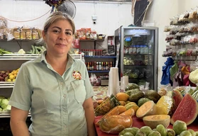 De bi&oacute;loga y administrador a exitosos fruteros en el Mercado Flores Mag&oacute;n de Mazatl&aacute;n