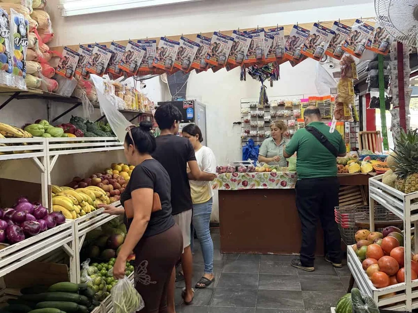 Clientes del sector Fores Magón acuden regularmente a la frutería de Ángela y Germán