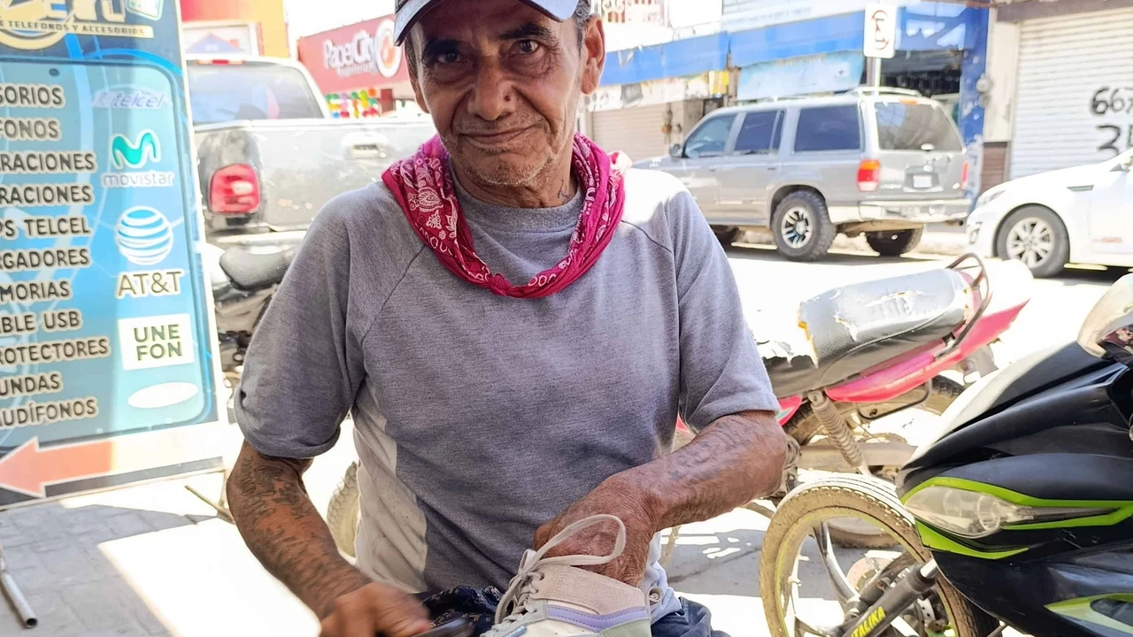 Eduardo Villalobos El Mero se ha ganado el aprecio de los eldoradenses y sus visitantes pues lleva en el noble oficio de bolear calzado unos 50 años. Es uno de los guardianes del oficio ya muy escaso.