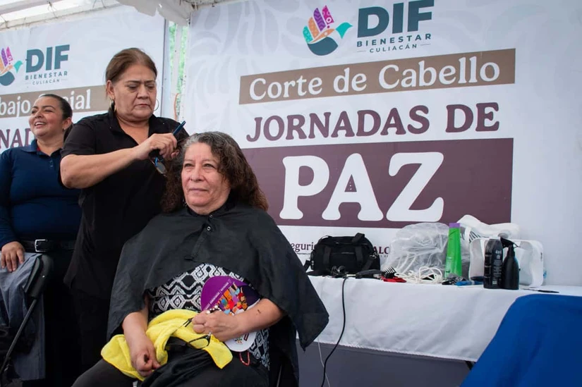 El módulo de corte de cabello fue uno de los más concurridos durante las Jornadas de Paz, acercando este servicio gratuito a familias de Infonavit Cañadas. Foto: Ayuntamiento de Culiacán