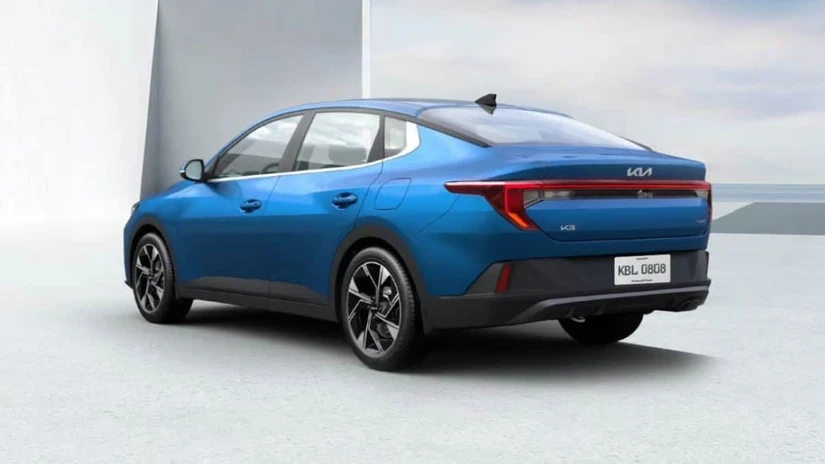 Kia K3 Sedán — 4.54 m de largo, cajuela de 544 litros (la más grande del comparativo) y precio desde $304,900.