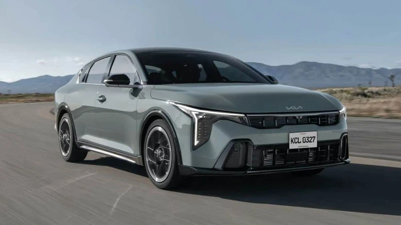 Kia K4 Sedán — 4.71 m, 16.5 cm más grande que el K3, motor 2.0 Atkinson de 147 hp con IVT de 8 velocidades.