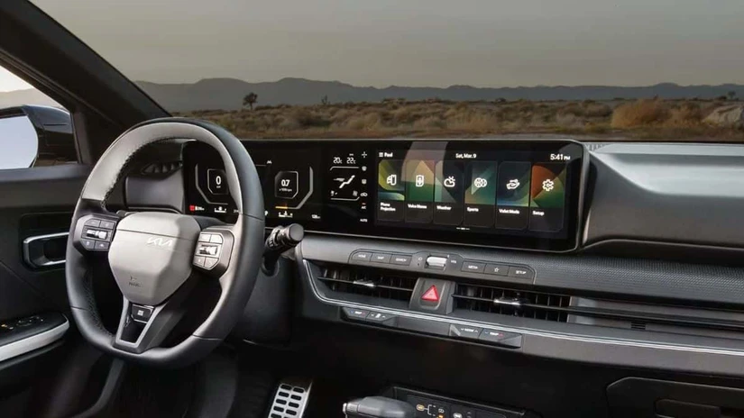 K4 GT-Line Turbo — 190 hp, 195 lb-pie, suspensión multi-link, $574,600. Interior del K4 — pantalla dual de casi 30