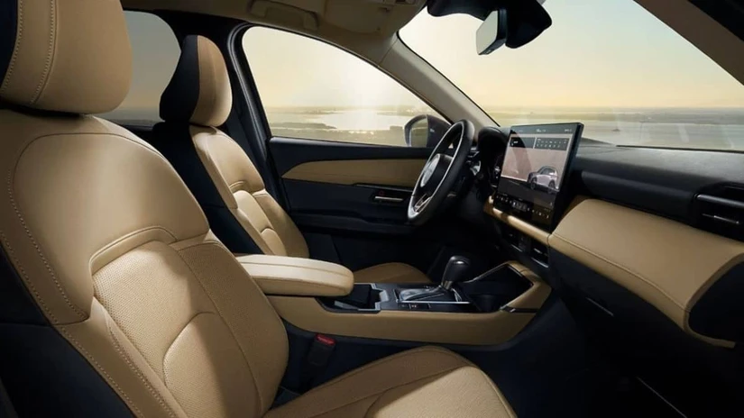 La Mazda CX-5 2026 se vende en México en tres versiones: i Sport ($599,900), i Grand Touring ($659,900) y Signature ($719,900), todas con el paquete i-Activsense de serie.