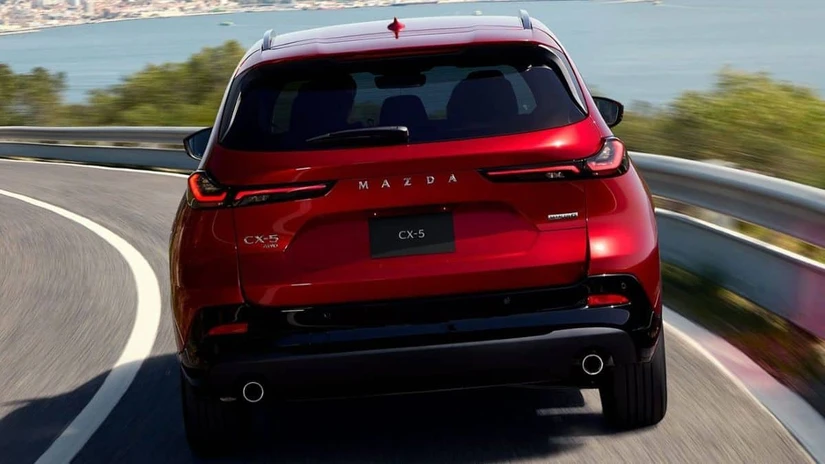El motor 2.5 litros SKYACTIV-G de 177 hp registra un consumo combinado de hasta 15 km/l, con transmisión automática de 6 velocidades y tracción delantera.