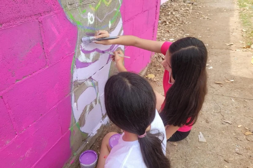 La intervención artística fortalece el sentido de pertenencia y convierte este espacio público en un lugar más inspirador para la convivencia de las familias.