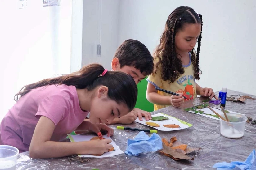 Niñas y niños exploran su creatividad al transformar hojas, flores y otros elementos naturales en obras de arte durante el curso de verano Pequeños Artistas del Planeta. Foto: IMCC