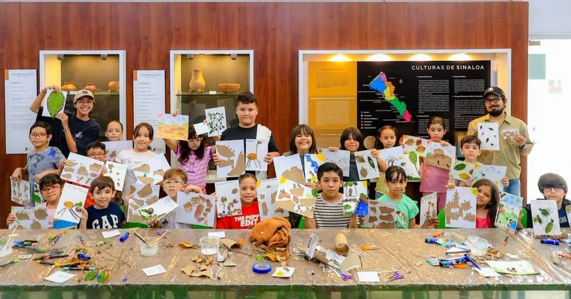 Con orgullo, los participantes muestran las creaciones elaboradas con materiales recolectados de la naturaleza, resultado de varios días de experimentación artística. Foto: IMCC