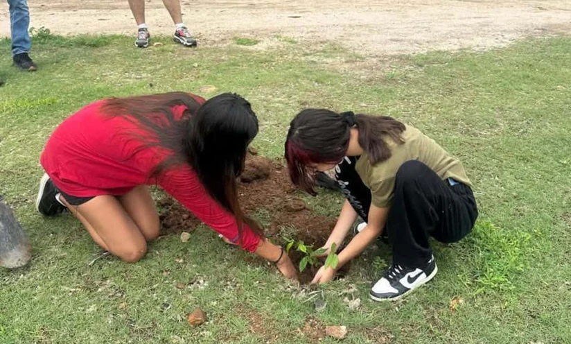 A esta labor de reforestación se sumaron alumnos de algunos planteles de la cabecera, reafirmando su compromiso con la naturaleza