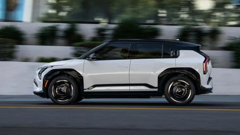 La distancia entre ejes del Kia EV3 mide 2.68 metros, exactamente la misma que la de un Sportage. Por eso, aunque mide apenas 4.30 metros de largo, por dentro se siente de una categoría superior.