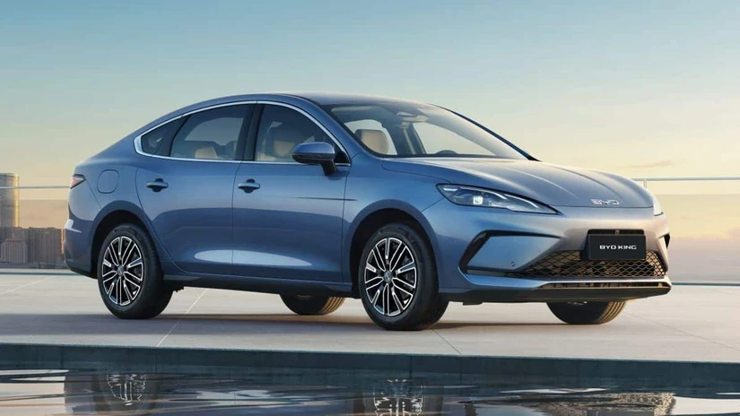 La firma lumínica LED pertenece al lenguaje de diseño Ocean de BYD, inspirado en el mar. No es solo estética: la carrocería más aerodinámica ayuda a lograr los 27.39 km/l que presume el sedán.