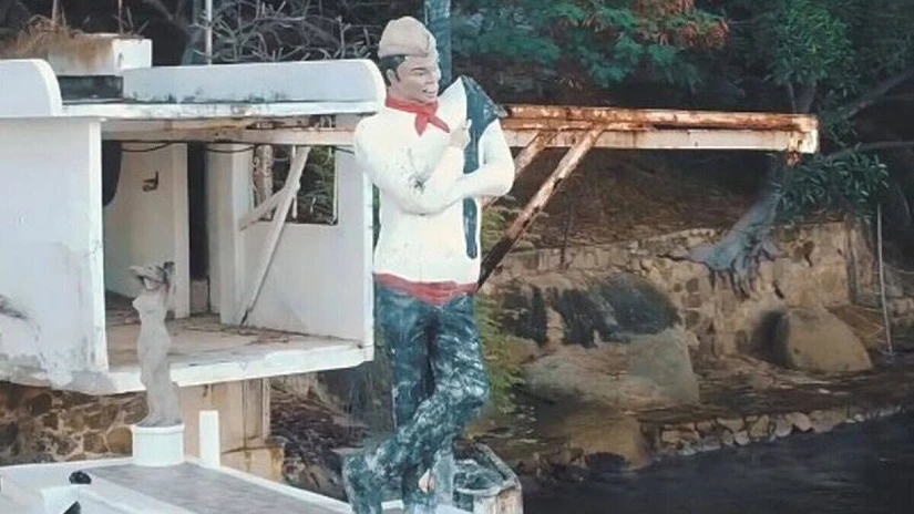 La estatua del actor es lo que más destaca y permanece en pie. Foto: Cortesía
