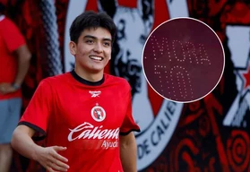 &iexcl;Espect&aacute;culo en el cielo para Gilberto Mora! Xolos rinde emotivo homenaje con drones