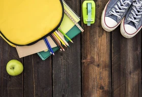 Gu&iacute;a para comprar tenis escolares y mochilas en l&iacute;nea antes del regreso a clases.
