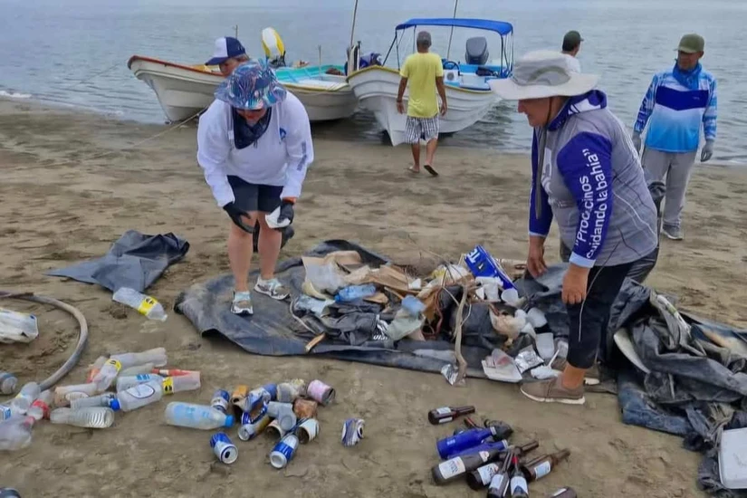 2.5 toneladas menos de residuos en la bahía. En un torneo comunitario de Pesca de Plástico, 36 pescadores y pescadoras retiraron alrededor de 2.5 toneladas de plástico y artes de pesca fantasma de Bahía Santa María.