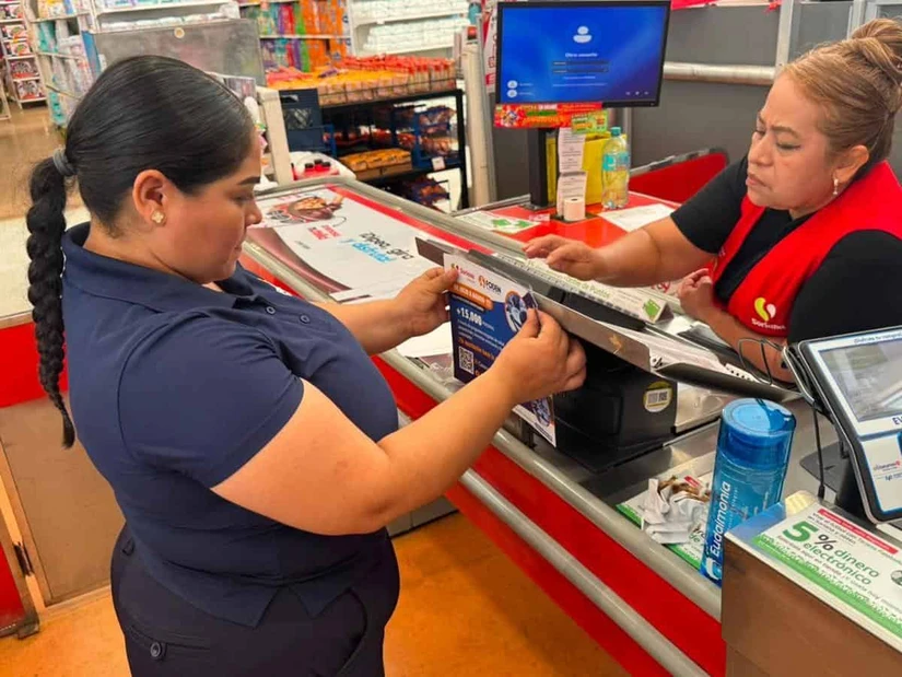 Personal de FODEN realiza visitas de sensibilización al área de cajas de las tiendas Soriana para dar a conocer la labor de la fundación 