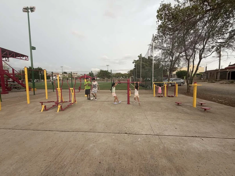 Además de las instalaciones para la práctica del futbol, el espacio fue rehabilitado y cuenta con juegos infantiles