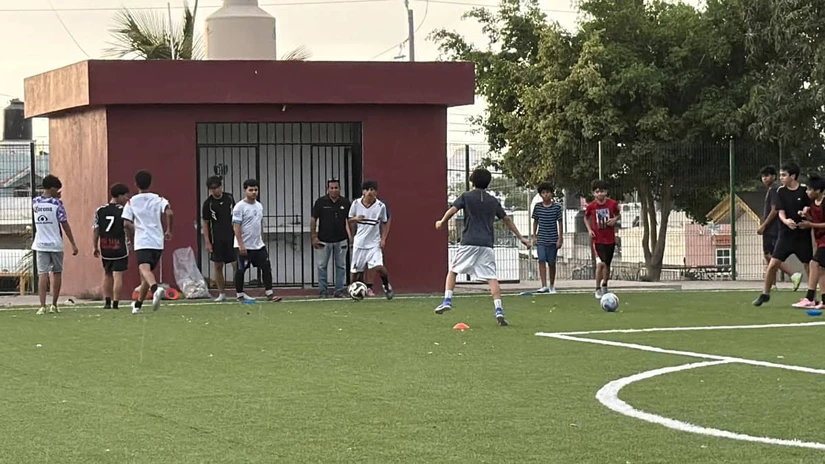 Niños y jóvenes entrenan cada tarde en la Cancha de Vistas de Mar donde pertenecen a una comunidad unida y saludable