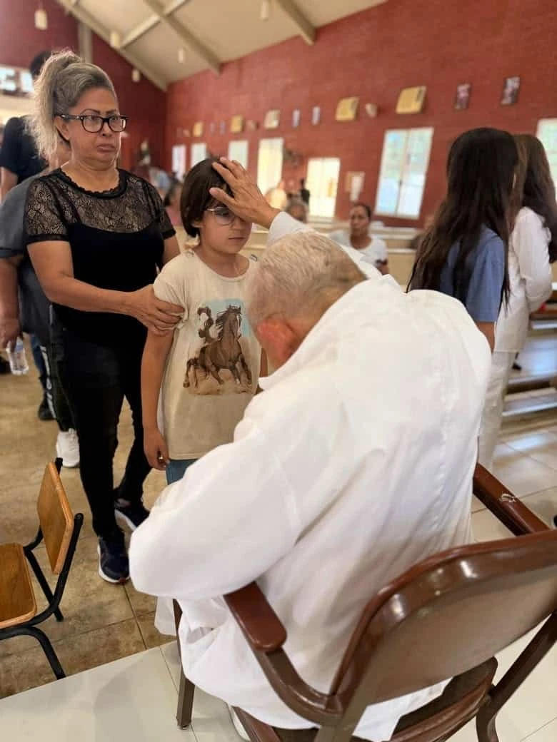 Con fe y esperanza, cientos de personas encuentran en las Misas del Padre Jeringas un espacio para sanar el corazón y renovar su confianza en Dios. Foto: Cortesía/TBN