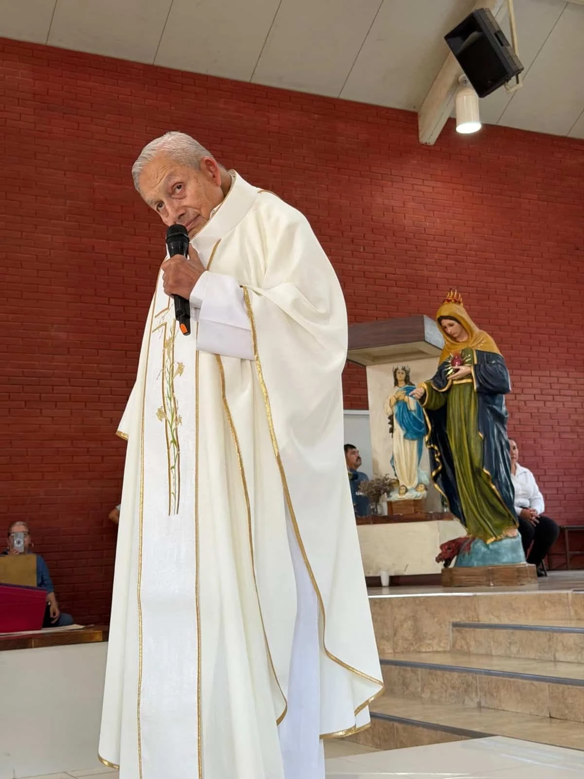 El Padre Jeringas continúa llevando un mensaje de amor, consuelo y esperanza a quienes más lo necesitan. Foto: Cortesía/TBN