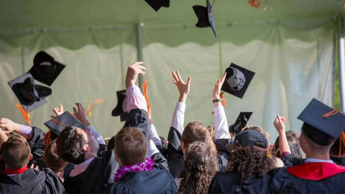 Profeco da consejos para la compra segura de paquetes de graduación. Foto: Cortesía