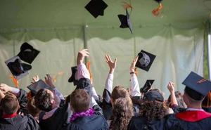 Profeco da recomendaciones para comprar paquetes de graduación seguros