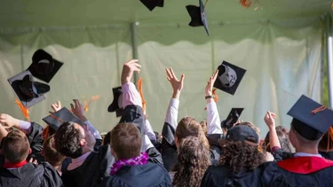Profeco da recomendaciones para comprar paquetes de graduación seguros