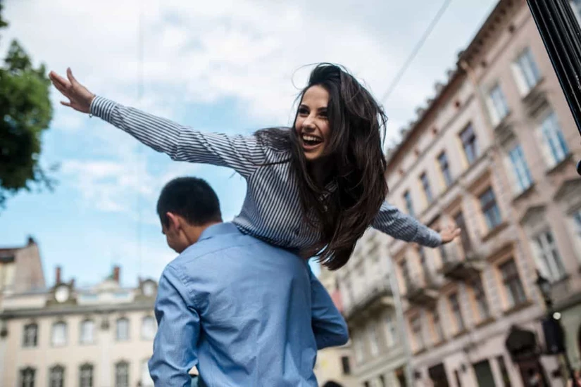Qué toman en cuenta para determinar cuáles son las ciudades más felices. Foto: Magnific