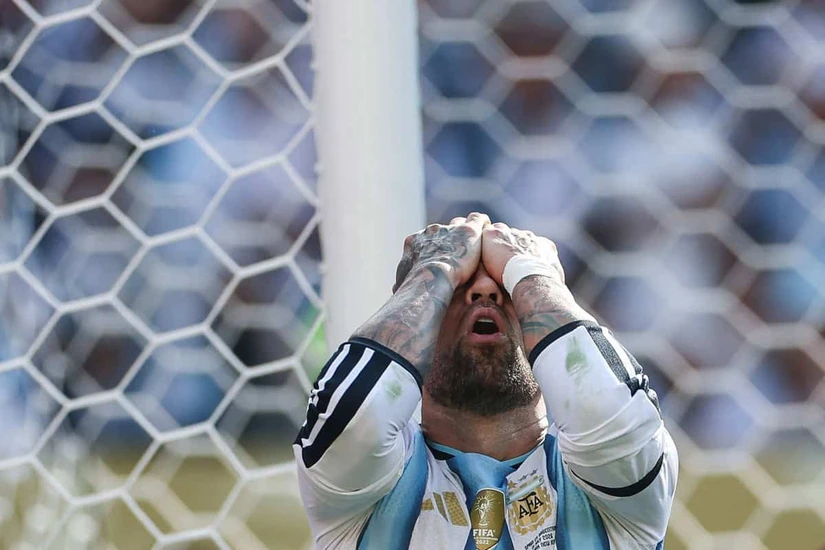 El defensa argentino Nicolás Otamendi, número 19 del ranking, reacciona durante la final del Mundial de Fútbol de 2026 entre España y Argentina en el estadio New York/New Jersey de East Rutherford, el 19 de julio de 2026. (Foto de PATRICIA DE MELO MOREIRA / AFP)