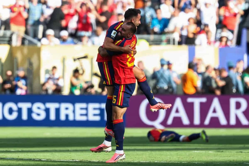 El defensa español Eric García (número 4) y el delantero español Borja Iglesias (número 26) celebran la victoria en la final del Mundial de Fútbol 2026 entre España y Argentina en el estadio New York/New Jersey de East Rutherford el 19 de julio de 2026. (Foto de FRANCK FIFE / AFP)